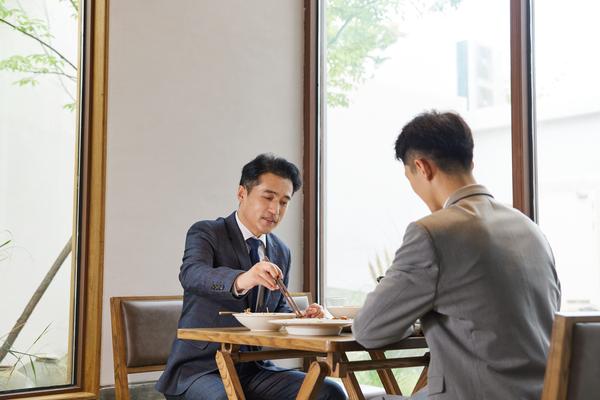 职场礼仪与职业规范的关系 图2