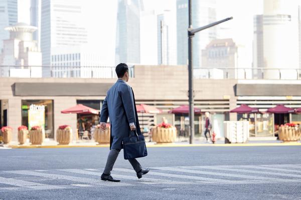 金丝狐男装羽绒服：保暖时尚的冬季必备 图2