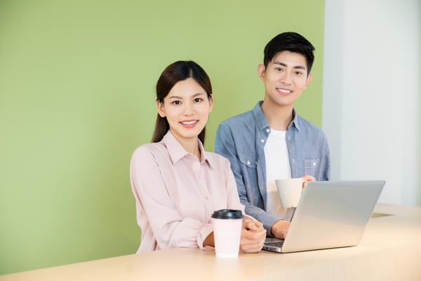 《凤归天下：穿越危机的传奇人生》 图2