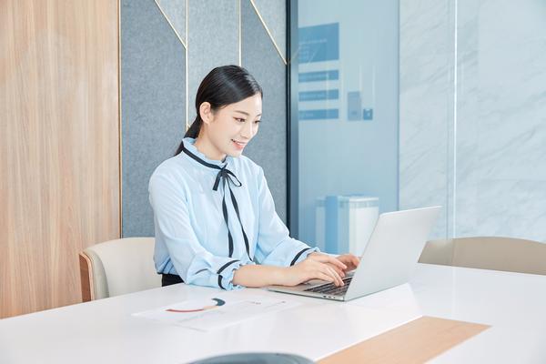 职场与上司沟通礼仪-提升职业形象的关键技巧 图1