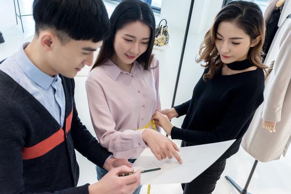 服装导购员案例故事|服装销售技巧分享与职业发展路径 图2