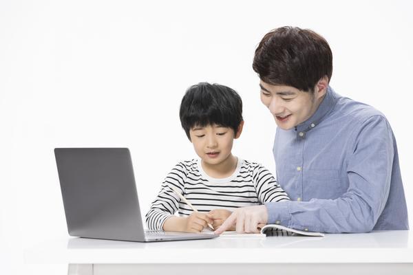 酒驾悲剧：男孩酒后驾车撞到行人，家人悲痛欲绝 图1