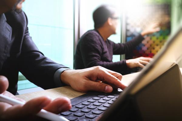 FOB术语下谁需报关？国际贸易中的责任划分与合规要点 图1
